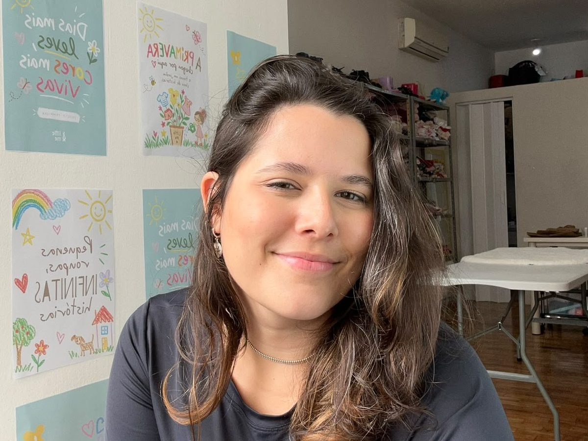 Alice Pimenta trabalhando em estratégia de social media